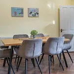 Beautiful Three Bedroom House - Manchester Escape