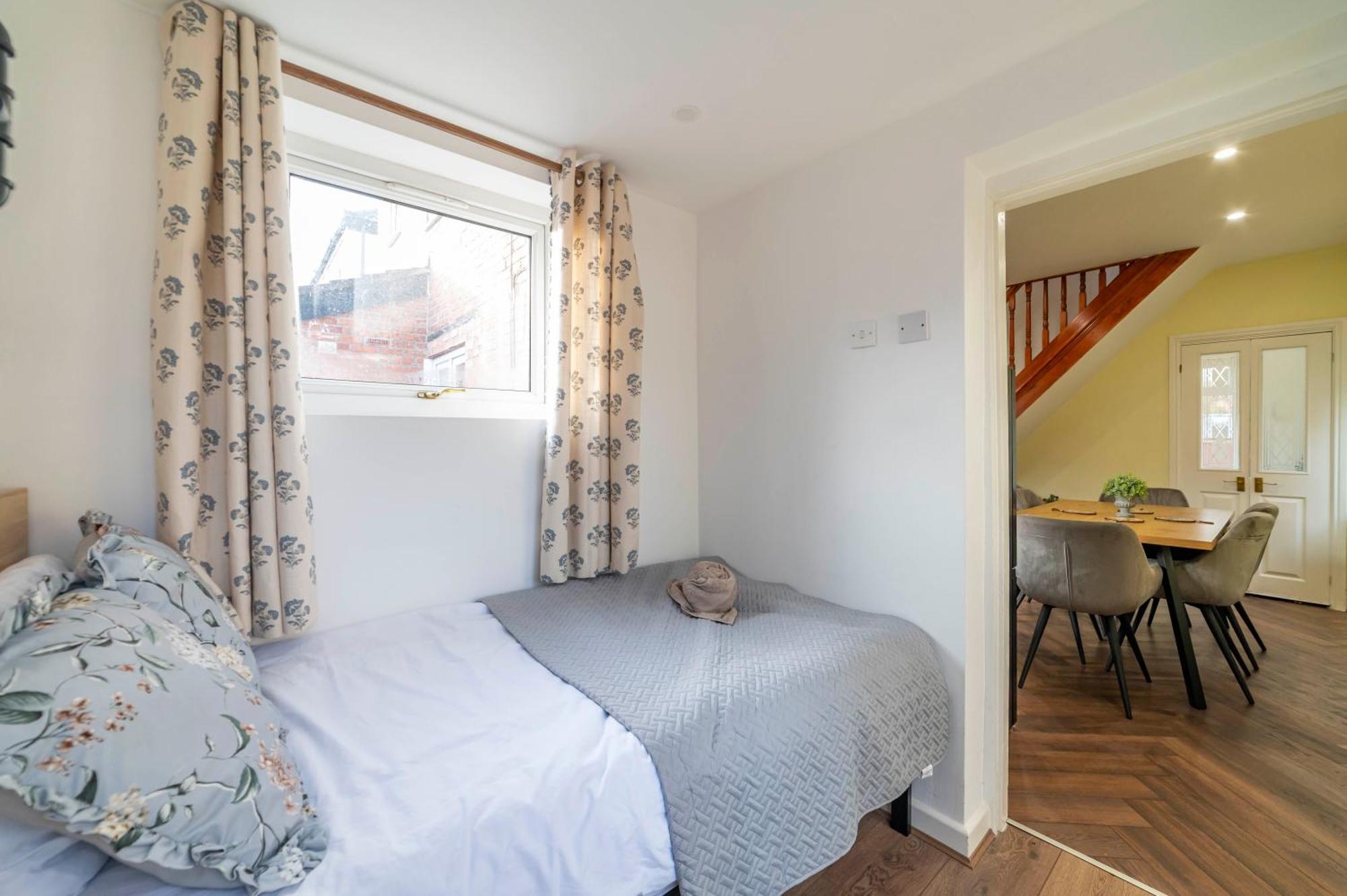 Beautiful Three Bedroom House - Escape Holiday home Manchester