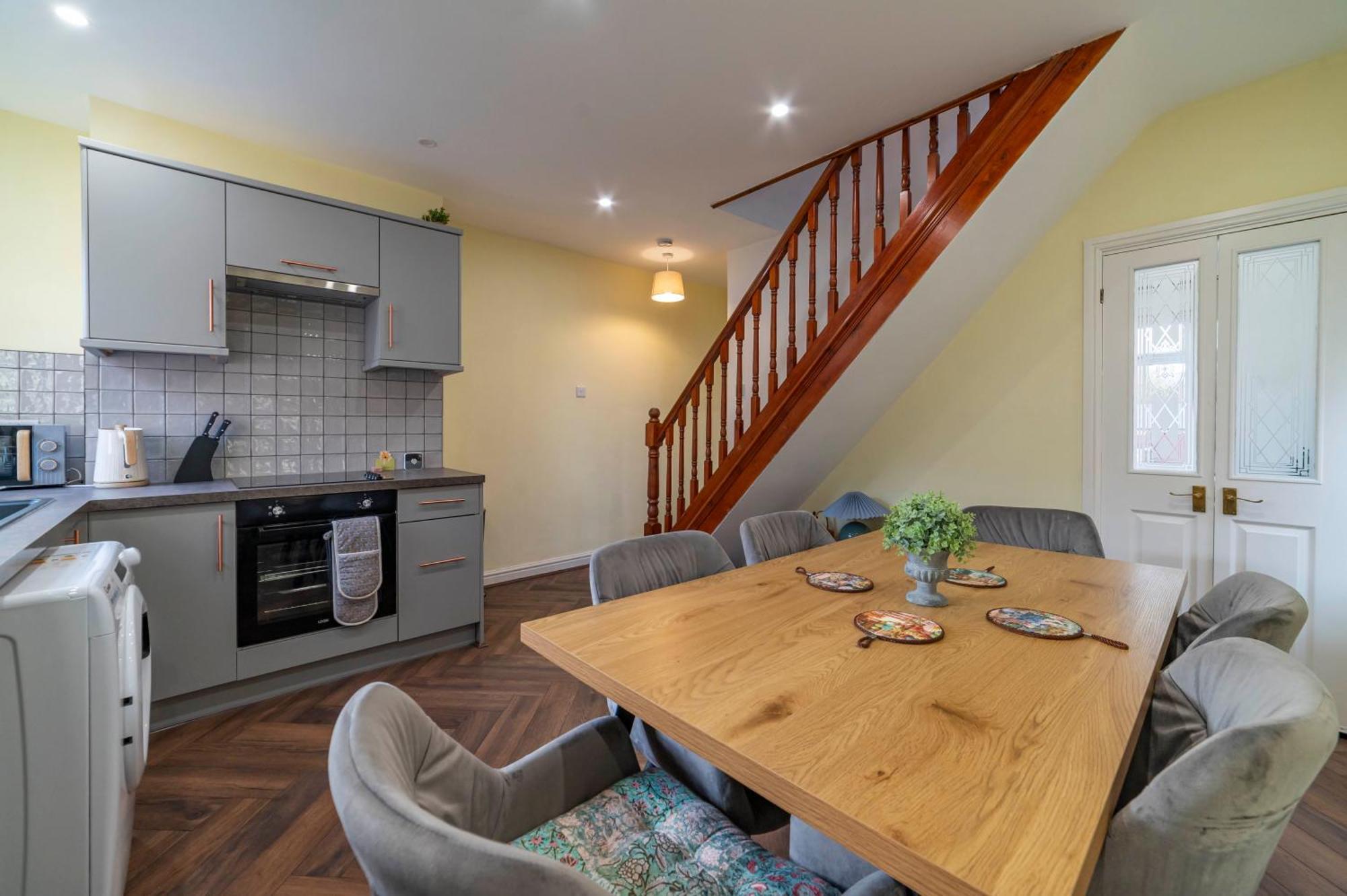 Beautiful Three Bedroom House - Escape Holiday home *