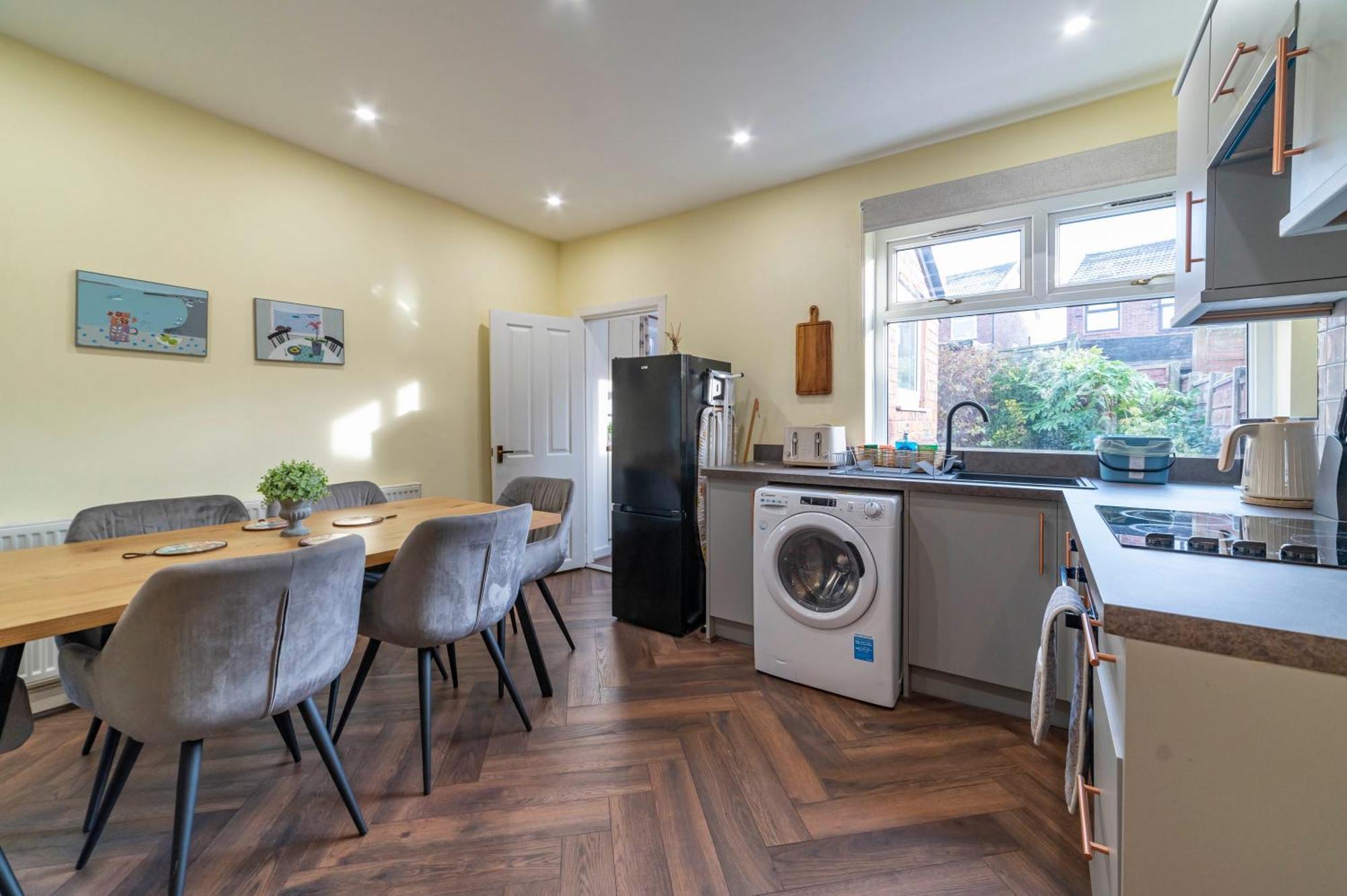 Beautiful Three Bedroom House - Escape * Manchester