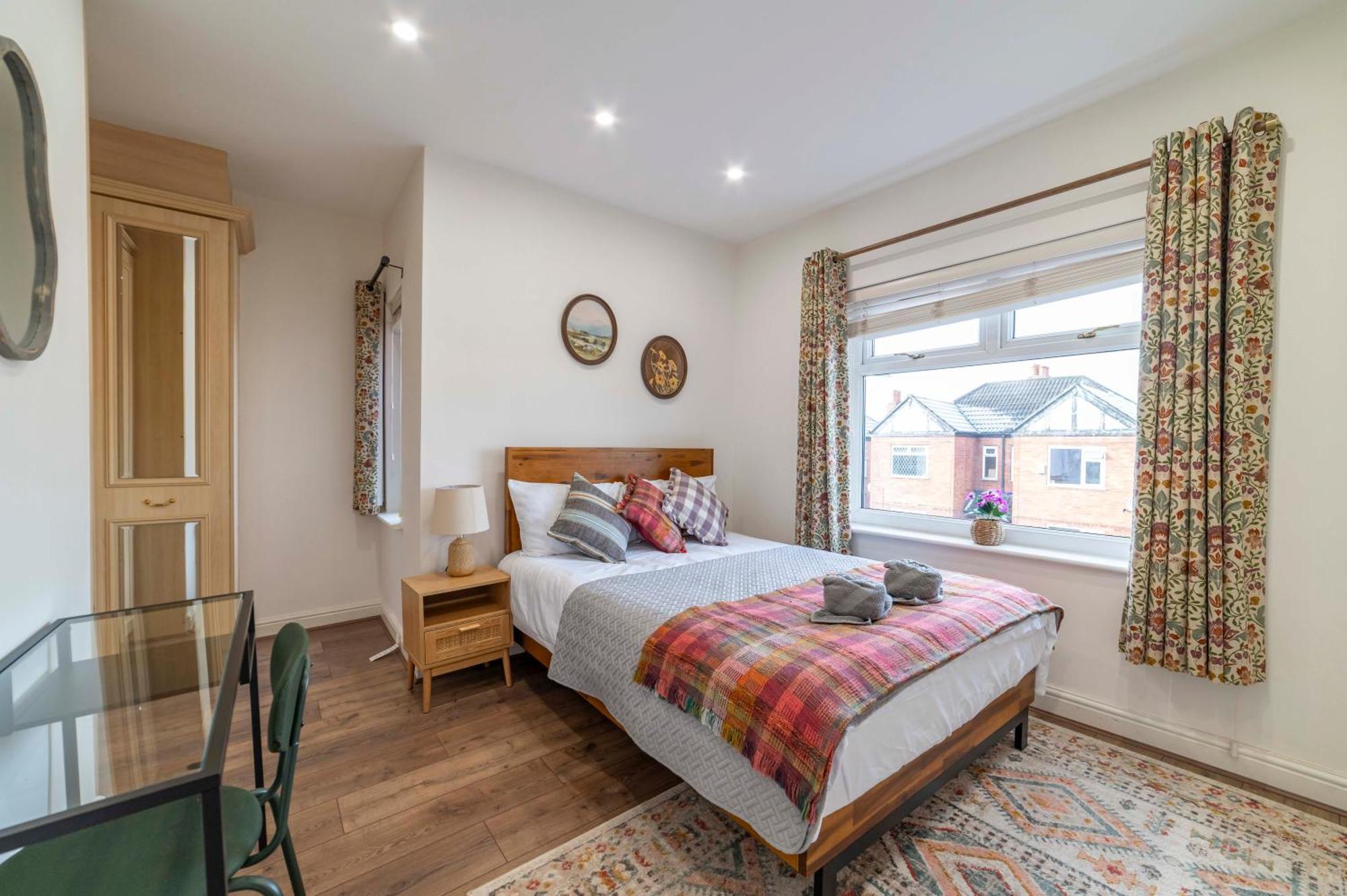 Beautiful Three Bedroom House - Escape Manchester